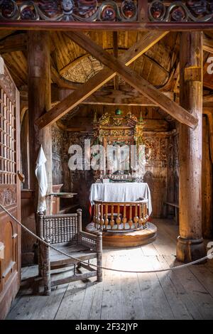 Interno e altare della chiesa di Urnes Stave, chiesa romanica da ca. 1130, arte celtica con tradizioni vichinghe e forme di costruzione romanica Foto Stock