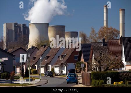 Case a conduzione familiare di fronte alla centrale elettrica a lignite RWE Weisweiler, Inden, Renania settentrionale-Vestfalia, Germania Foto Stock
