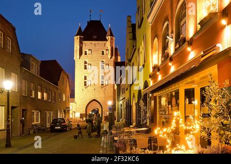 Inner Klever Gate in serata, Xanten, basso Reno, Nord Reno-Westfalia, Germania Foto Stock