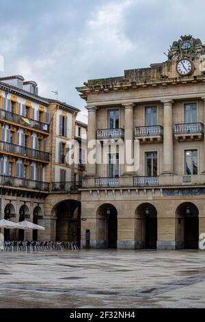 Mezzo vuoto strade di San Sebastian durante il periodo pandemico Foto Stock