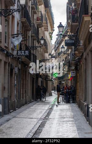 Mezzo vuoto strade di San Sebastian durante il periodo pandemico Foto Stock