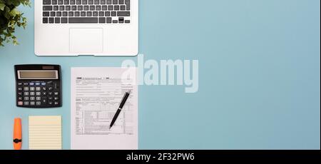 Concetto di reddito fiscale con modulo fiscale USA. Documenti sulla scrivania, vista dall'alto Foto Stock