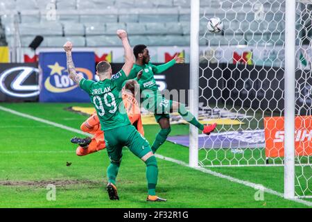 Adam Zrelak, Makana Baku di Warta, Artur Boruc di Legia sono visti in azione durante la partita polacca della PKO Ekstraklasa League tra Legia Warszawa e Warta Poznan al Maresciallo Jozef Pilsudski Legia Warsaw Municipal Stadium.(Punteggio finale; Legia Warszawa 3:2 Warta Poznan) Foto Stock