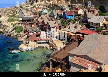 Vista panoramica del Popeye Village (Sweethaven Village), il set cinematografico del musical 'Popeye' del 1980, attualmente parco a tema a Mellieha, Malta Foto Stock
