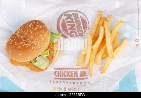 Burger King Chicken Jr. Sandwich e patatine fritte o patatine fritte sulla confezione Foto Stock
