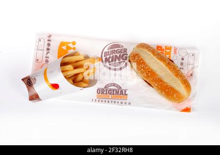 Burger King, panino di pollo originale e patatine fritte su involucri Foto Stock