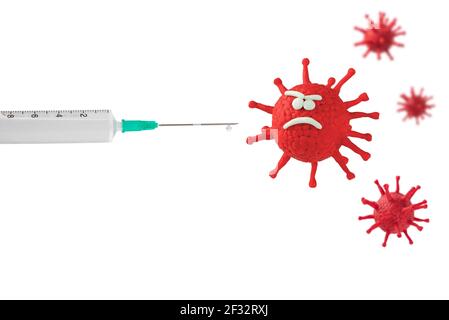 Coronavirus con viso triste e siringa per iniezione illustrazione 3D. Concetto di vaccinazione di Covid-19. Foto Stock