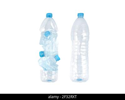 Bottiglie di plastica intere e frantumate isolate su bianco. Concetto efficiente di trasporto dei rifiuti. Confronto volume. Foto Stock