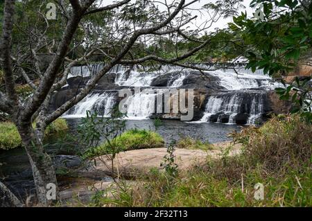 Flusso d'acqua della cascata Pimenta che scende sopra le formazioni rocciose di livello superiore all'interno della foresta di Sea Ridge (Serra do Mar), nella campagna di Cunha. Foto Stock