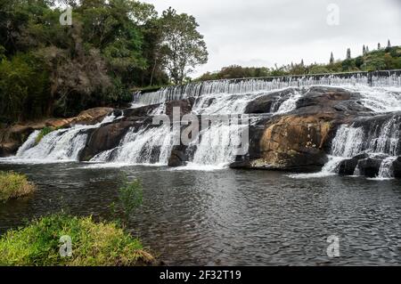 Flusso d'acqua della cascata Pimenta che scende sopra le formazioni rocciose di livello superiore all'interno della foresta di Sea Ridge (Serra do Mar), nella campagna di Cunha. Foto Stock