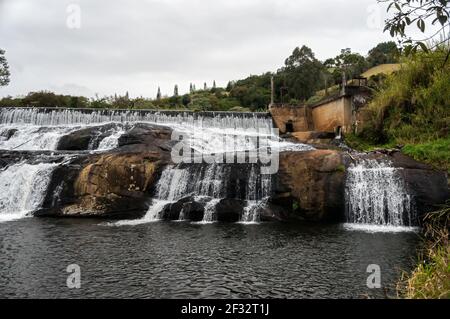 Flusso d'acqua della cascata Pimenta che scende sopra le formazioni rocciose a gradini all'interno della foresta di Sea Ridge (Serra do Mar), campagna di Cunha. Foto Stock