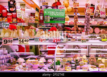 Il mercato di San Remo (mercato alimentare di San Remo) si trova in Piazza Eroi Sanremesi che si chiama Piazza della Torre. Foto Stock