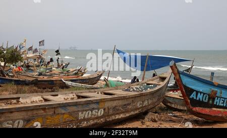 Canottaggio pesca barca Liberia Africa. Barche di legno fatte a mano per la pesca e il trasporto. Destinazione di viaggio africana. Colorato. Foto Stock