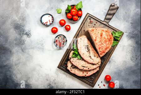 Meatloaf con mashroom, cucina americana con carne macinata di manzo al forno su tavola grigia. Vista dall'alto, spazio di copia Foto Stock