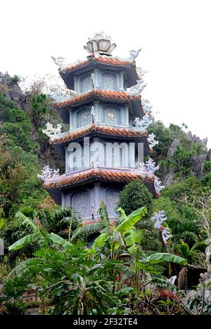 Pagoda vietnamita in cima alla montagna di Thuy Son. Marble Mountains Complex, Danang, Vietnam Foto Stock