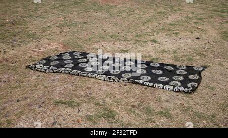 Materiale stampato batik cera per stampi Accra Ghana. La famiglia Ghanaiana produce stampe tradizionali africane utilizzando cera calda e tinte in tessuto. Destinazione turistica. Foto Stock