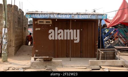 Povertà povero quartiere residenziale Accra Ghana. Case basso reddito povertà dell'Africa. Migliaia di persone vivono e lavorano in quartieri baraccopoli. Foto Stock