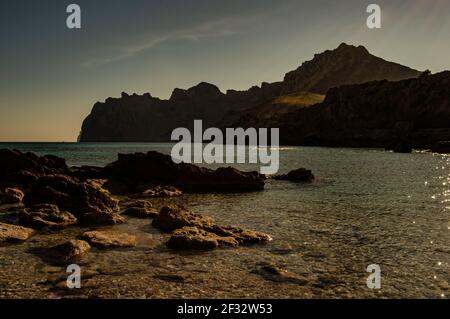 Mediterraneo -Tramuntana - acqua Trasparente- Turqoise- Cala Sant Vicenç  Pollença- Spagna Foto Stock