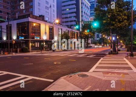 Atlanta, GA USA - 06 14 20: Atlanta centro a scena di strada con luce rossa di sentiero da una macchina Foto Stock