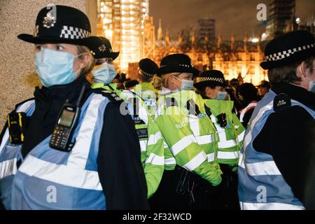 Londra, UK 14 marzo 2021 migliaia si riuniscono a Scotland Yard e Trafalgar Square, seguite da marce a Parliament Square, via Downing Street, per protestare contro la manipolazione delle donne alla veglia di Sarah Everard. Molti hanno anche protestato contro il decreto di polizia del Segretario dell’interno Priti Patels, che sarà discusso nella Camera dei Comuni, che avrà un impatto sul diritto di protesta. Credit: Denise Laura Baker/Alamy Live News Foto Stock