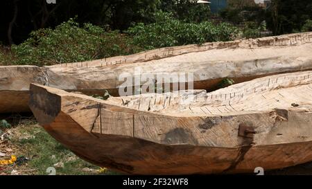 Canottaggio pesca barca Liberia Africa. Barche di legno fatte a mano per la pesca e il trasporto. Destinazione di viaggio africana. Colorato. Foto Stock