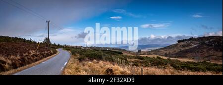 Guardando giù da Altoirie nella Grande Glen con le frange di inverness appena visibili in lontananza. Foto Stock