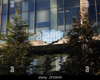 Logo Salesforce su un edificio a Bellevue, WA, USA; marzo 2021 Foto Stock