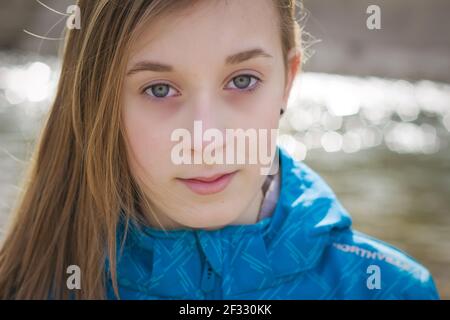 Giovane ragazza bionda teen con occhi blu Foto Stock