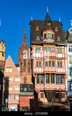 Casa tradizionale e la Cattedrale di Francoforte, Germania Foto Stock