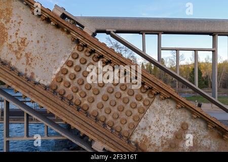 Travi in metallo imbullonate su un ponte a Princeton nella British Columbia, Canada Foto Stock