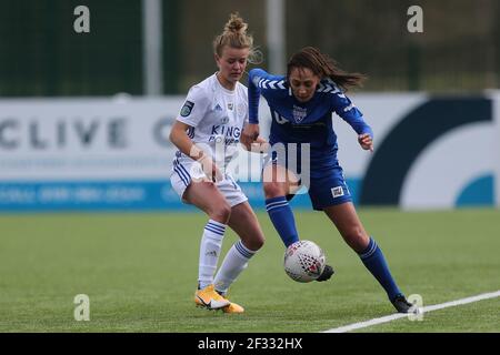 DURHAM CITY, REGNO UNITO. 14 MARZO l'Esmee DE GRAAF di Leicester City si batte con il dw4 di Durham Women's durante la partita fa Women's Championship tra il Durham Women FC e Leicester City al Maiden Castle di Durham City domenica 14 Marzo 2021. (Credit: Mark Fletcher | MI News) Credit: MI News & Sport /Alamy Live News Foto Stock