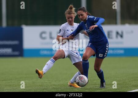 DURHAM CITY, REGNO UNITO. 14 MARZO l'Esmee DE GRAAF di Leicester City si batte con il dw4 di Durham Women's durante la partita fa Women's Championship tra il Durham Women FC e Leicester City al Maiden Castle di Durham City domenica 14 Marzo 2021. (Credit: Mark Fletcher | MI News) Credit: MI News & Sport /Alamy Live News Foto Stock