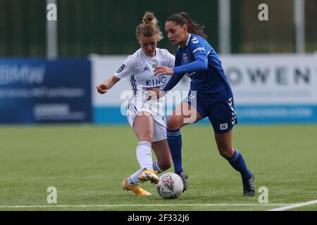 DURHAM CITY, REGNO UNITO. 14 MARZO l'Esmee DE GRAAF di Leicester City si batte con il dw4 di Durham Women's durante la partita fa Women's Championship tra il Durham Women FC e Leicester City al Maiden Castle di Durham City domenica 14 Marzo 2021. (Credit: Mark Fletcher | MI News) Credit: MI News & Sport /Alamy Live News Foto Stock