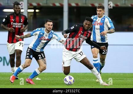 MILANO, ITALIA - MARZO 14: Matteo Politano di Napoli e Rafael Leao di AC Milano durante la Serie A match tra AC Milano e Napoli allo Stadio Giuseppe Foto Stock