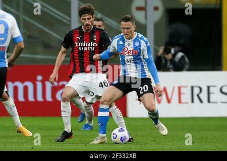 MILANO, ITALIA - MARZO 14: Matteo Gabbia di AC Milan e Piotr Zielinski di Napoli durante la Serie A match tra AC Milano e Napoli allo Stadio Giusep Foto Stock