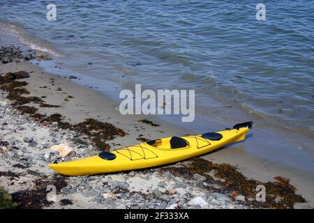 Kayak giallo vuoto e in attesa di essere portato fuori per un po 'di avventura, Maine, Stati Uniti d'America Foto Stock