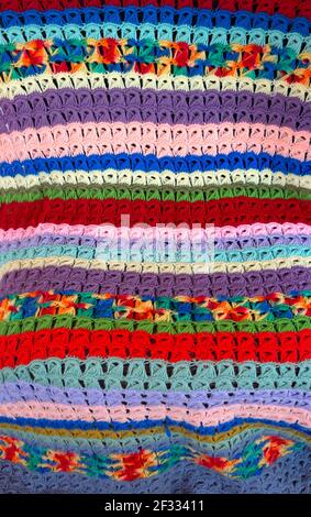 Dettaglio della coperta a crochet vintage in pizzo con punto a bromo colorato drappeggiata su una sedia creata dall'artista tessile americano Margaret Braaten (1914-2004). Foto Stock