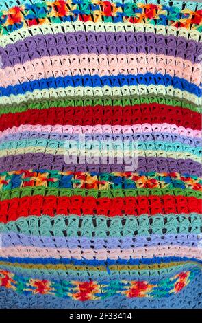 Dettaglio della coperta a crochet vintage in pizzo con punto a bromo colorato drappeggiata su una sedia creata dall'artista tessile americano Margaret Braaten (1914-2004). Foto Stock