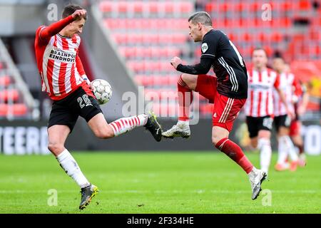 EINDHOVEN, PAESI BASSI - MARZO 14: Olivier Boscagli di PSV, Bryan Lissen di Feyenoord Rotterdam durante la partita olandese di Eredivisie tra PSV Eindhov Foto Stock