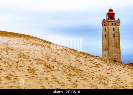 Faro di Rubjerg Knude in dune di sabbia, mare del Nord, Danimarca Foto Stock