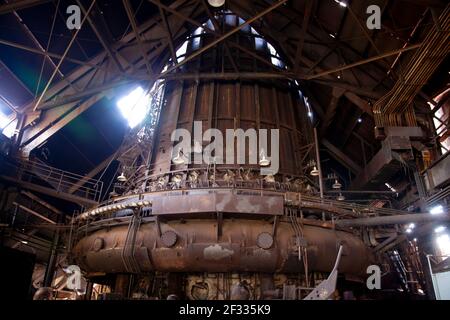 Una vista interna dei resti del numero di altoforno 7 presso la Carrie Furnace di Pittsburgh, PA USA Foto Stock