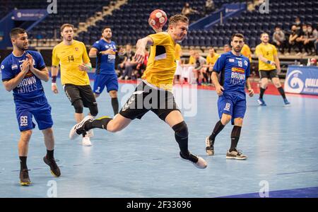 Vilnius. 14 Marzo 2021. Valdas Drabbavicius (fronte) della Lituania compete durante la fase 2 di qualificazione della partita di pallamano EHF EURO 2022 maschile tra la Lituania e Israele a Vilnius, Lituania, il 14 marzo 2021. Credit: Alfredas Pliadis/Xinhua/Alamy Live News Foto Stock