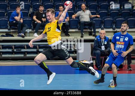 Vilnius. 14 Marzo 2021. Valdas Drabbavicius (L) della Lituania compete durante la fase 2 di qualificazione della partita di pallamano EHF EURO 2022 maschile tra la Lituania e Israele a Vilnius (Lituania) il 14 marzo 2021. Credit: Alfredas Pliadis/Xinhua/Alamy Live News Foto Stock