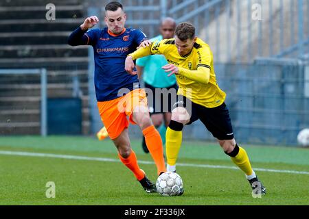 VENLO, PAESI BASSI - MARZO 14: Mats Seuntjes di Fortuna Sittard e Tobias Pachonik di VVV Venlo durante la partita Eredivisie tra VVV Venlo e for Foto Stock