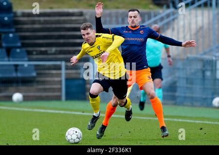 VENLO, PAESI BASSI - MARZO 14: Mats Seuntjes di Fortuna Sittard e Tobias Pachonik di VVV Venlo durante la partita Eredivisie tra VVV Venlo e for Foto Stock