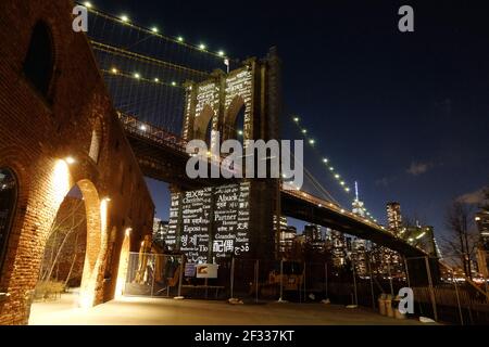 Memorial sul ponte di Brooklyn in onore della prima morte di Covid-19 a New York City il 14 marzo 2021 Foto Stock