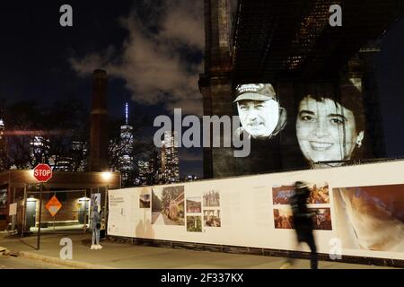 Memorial sul ponte di Brooklyn in onore della prima morte di Covid-19 a New York City il 14 marzo 2021 Foto Stock