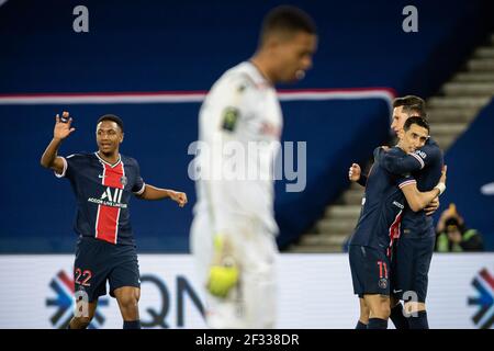 Parigi, Francia. 14 Marzo 2021. Julian Draxler (1° R) di Parigi Saint-Germain celebra il suo obiettivo con Angel di Maria durante la partita di calcio francese Ligue 1 tra Paris Saint Germain (PSG) e l'FC Nantes allo stadio Parc des Princes di Parigi, Francia, il 14 marzo 2021. Credit: Aurelien Morissard/Xinhua/Alamy Live News Foto Stock