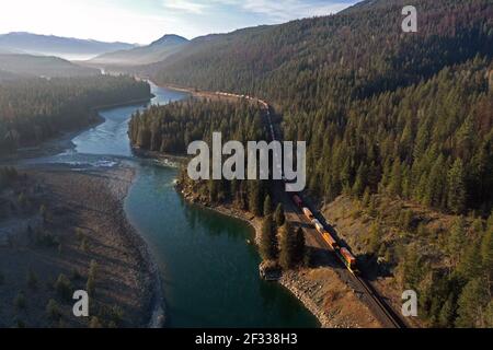 Vista aerea del fiume Kootenai alla foce del fiume Yaak e un treno BNSF all'alba. Lincoln County, Montana. (Foto di Randy Beacham) Foto Stock