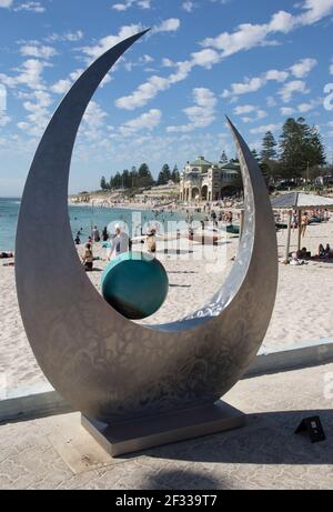 Cresent Sculpture sulla spiaggia Foto Stock